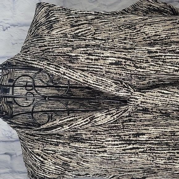 Anne Klein Black and Tan Blouse Elegant‎ Design - Picture 2 of 6